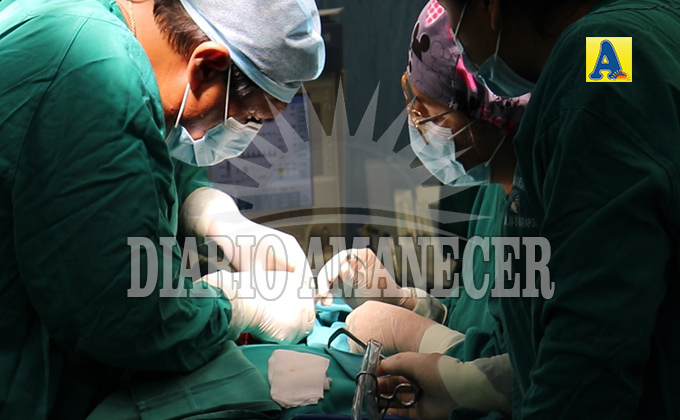Logran operar con éxito a neonato que nació con intestinos expuestos